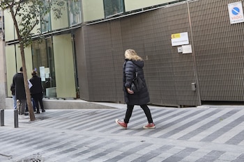 Fachada de una oficina de