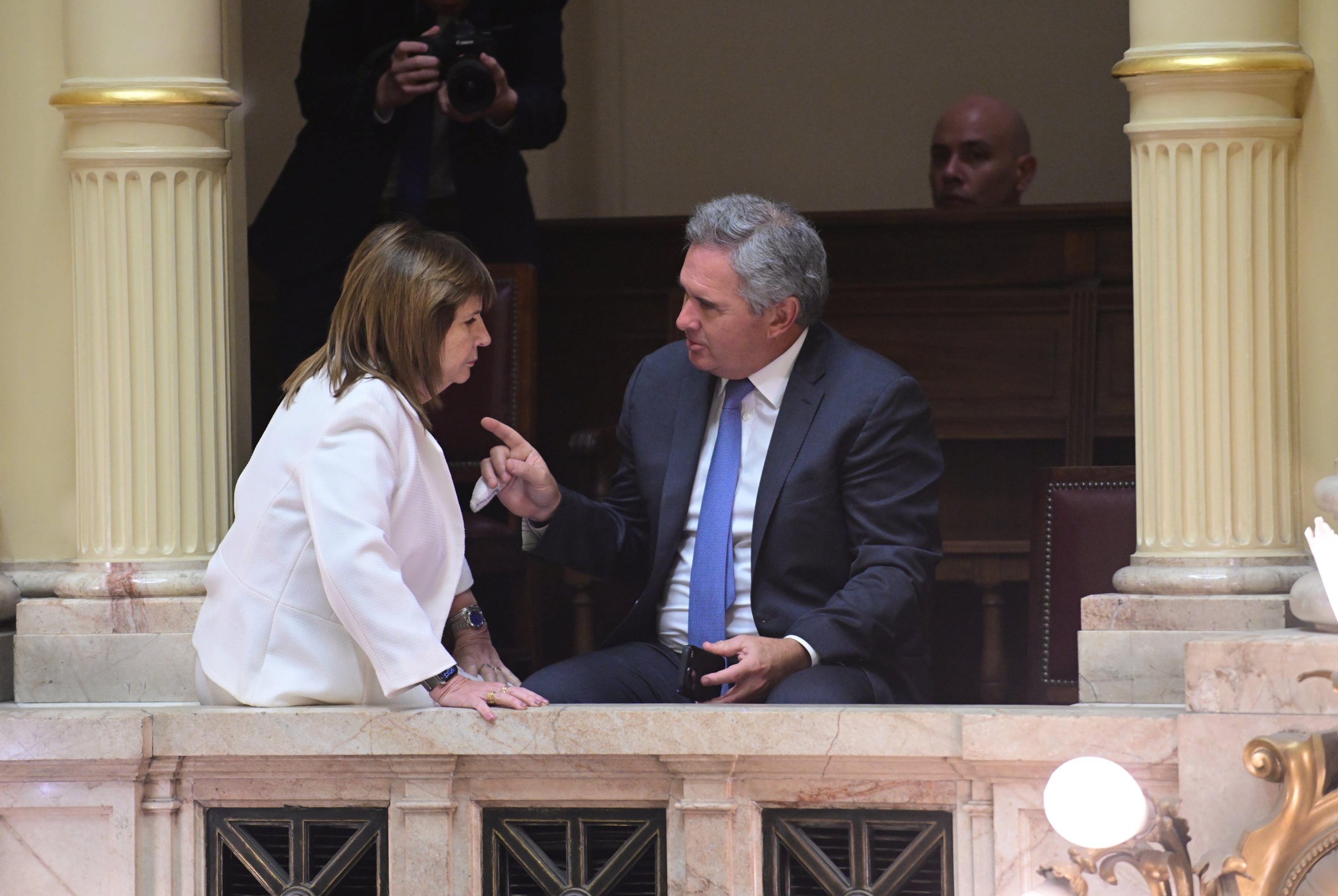 Patricia Bullrich y el canciller Pablo Quirno en un palco, antes de la aprobación del pacto Mercosur-UE (Maximiliano Luna)