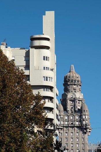 Guías locales y recorridos organizados enriquecen la experiencia turística de viajeros silver, acercando relatos históricos y optimizando el tiempo de visita.