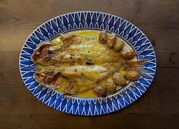 Besugo a la donostiarra, un clásico del restaurante El Portalón (Instagram / @restauranteelportalon)