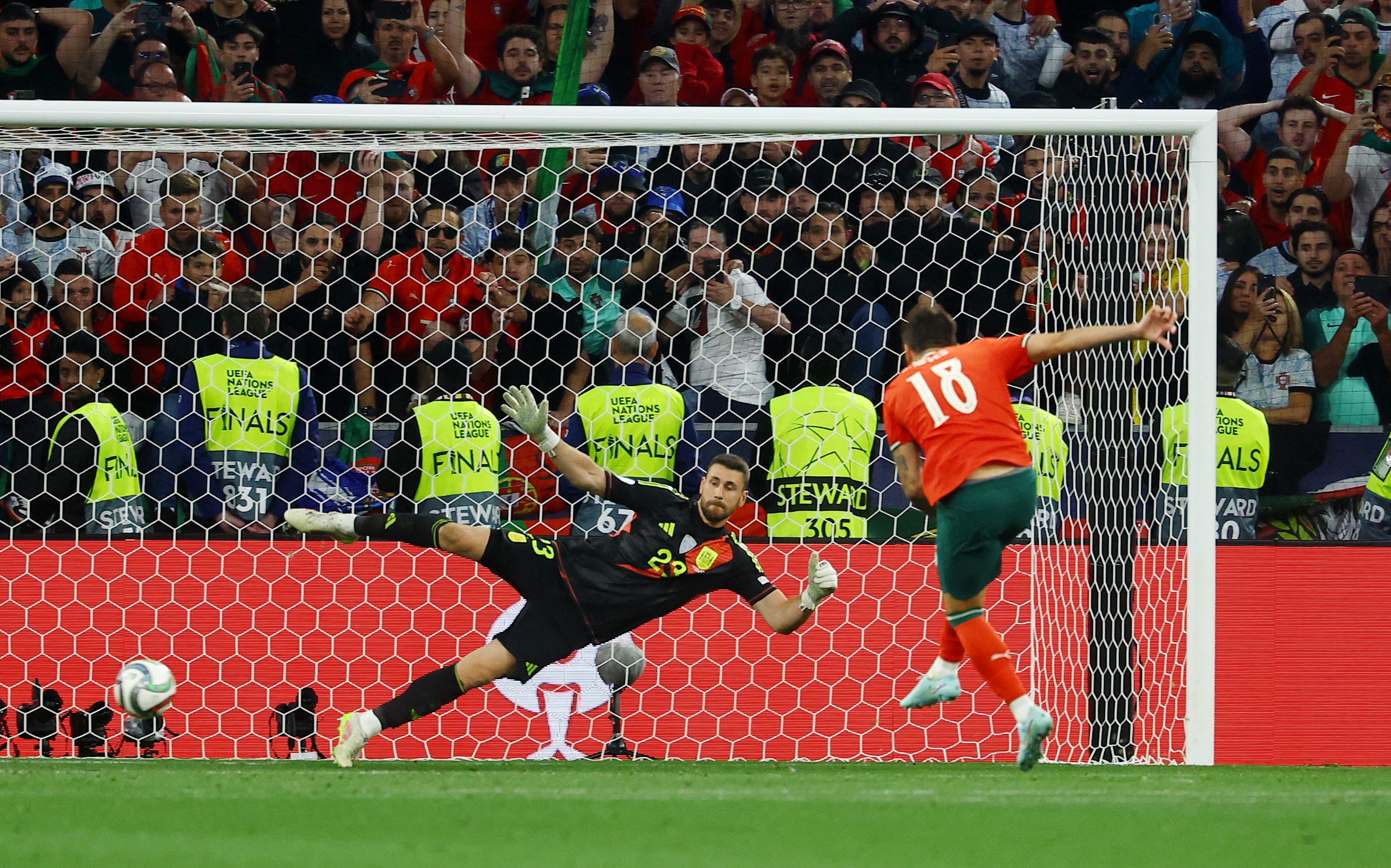 Ruben Neves marcando el penal decisivo para darle el título a Portugal (REUTERS/Kai Pfaffenbach)