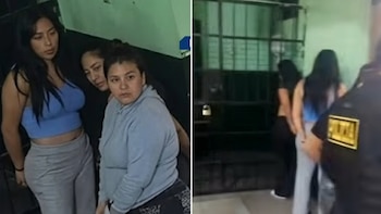 Tres mujeres de frente en una sala; dos mujeres de espaldas son escoltadas por un policía de uniforme junto a unas rejas