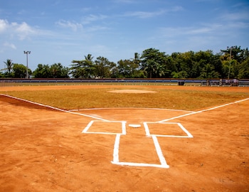 La remodelación del Play municipal de Samaná incluyó terreno de juego renovado, gradas techadas, iluminación nocturna, verja perimetral y pintura. (Foto cortesía Presidencia de la República Dominicana)