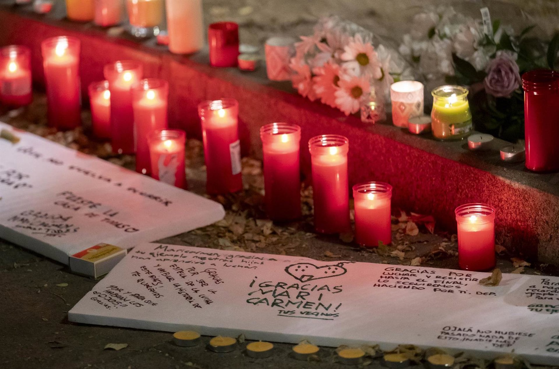 07/10/2026 Varias personas dejan velas y mensajes en la vivienda de Maricarmen, a 7 de octubre de 2026, en Madrid (España). Maricamen Abascal, convertida en símbolo de la lucha por la vivienda que ha derivado en la acampada de la Puerta del Sol tras ser desahuciada de la casa en Retiro en la que había vivido durante 70 años, ha muerto este miércoles, según ha confirmado el Sindicato de Inquilinas. La mujer estaba ingresada en el hospital Gregorio Marañón desde el pasado día 23 de septiembre. Ese día la mujer fue sacada en camilla de su casa ubicada en la calle Alcalde Sainz de Baranda tras ejecutarse la orden de lanzamiento y pese a la protesta de decenas de activistas y trasladada al centro hospitalario madrileño por su delicado estado de salud.POLITICA Alberto Ortega - Europa Press
