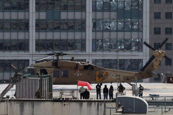 Un helicóptero con un avión