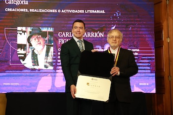 El presiden Daniel Noboa entrega el reconocimiento en la categoría de Creaciones Literarias que fue otorgado a Carlos Alfonso Carrión Figueroa