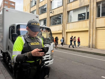 Parqueo indebido se posiciona como la segunda causa principal de multas en Bogotá, afectando la fluidez del tráfico en zonas como Chapinero, Fontibón y Teusaquillo - crédito @SectorMovilidad/X