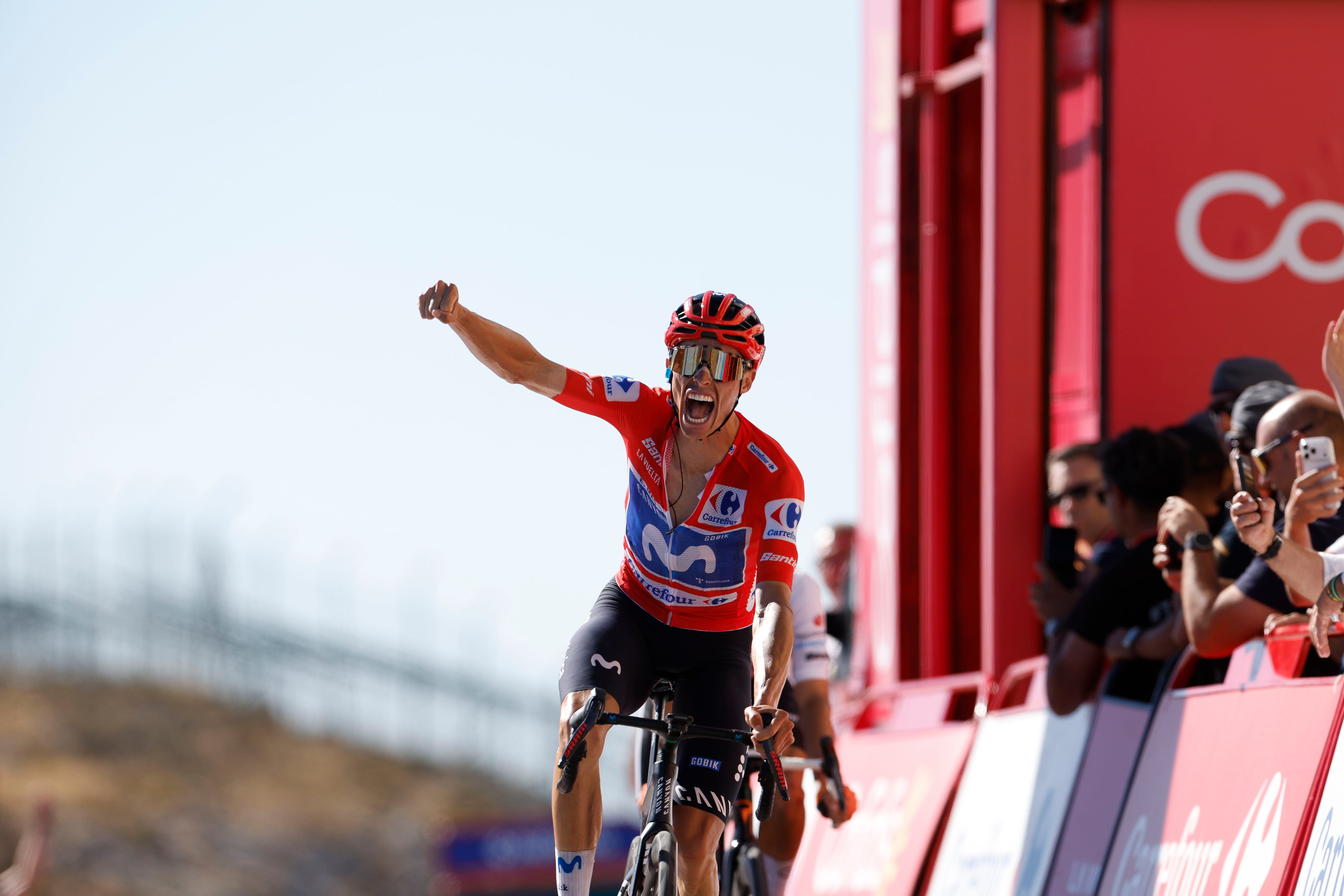 El ciclista español del Movistar Enric Mas celebra su victoria tras la novena etapa de La Vuelta a España, este domingo. La etapa de 187.4 km discurre entre Villajoyosa y Alto de Aitana - crédito Javier Lizón/EFE