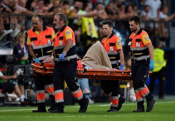 Ter Stegen sale de La Cerámica en camilla. (REUTERS/Pablo Morano)