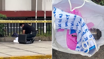 Un agente policial trabaja tras una cinta de seguridad junto a una bolsa blanca abierta que contiene notas escritas y un artefacto