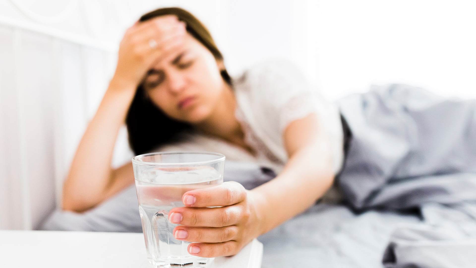 Los especialistas recomiendan anticiparse a la sed y repartir el consumo de agua a lo largo del día para evitar la deshidratación (Freepik)