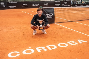 Juan Manuel La Serna posa con el trofeo (Crédito: Prensa AAT)