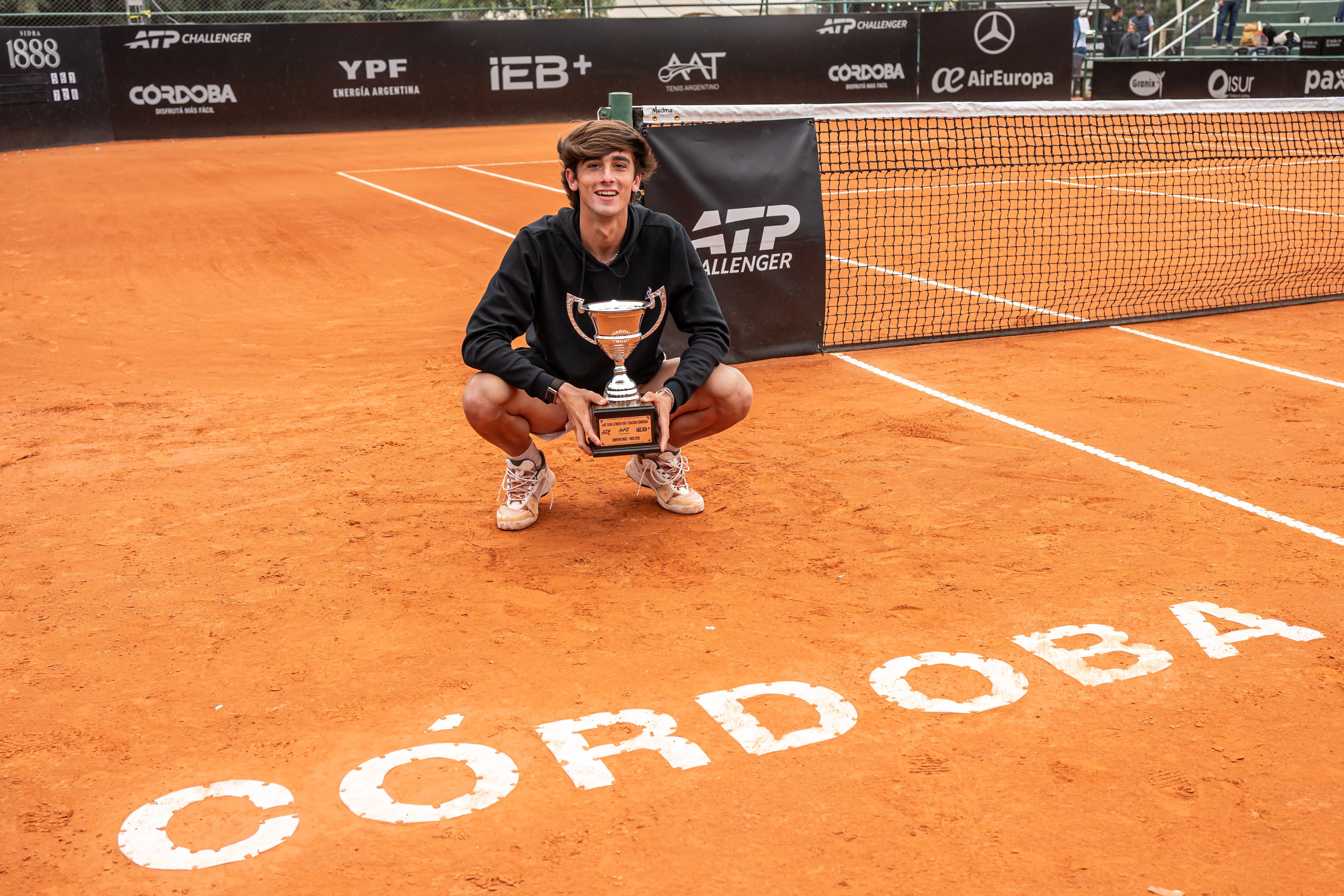 Juan Manuel La Serna posa con el trofeo (Crédito: Prensa AAT)