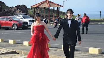 Una pareja canadiense se comprometió frente al volcán Masaya y dejó una postal difícil de superar en Nicaragua