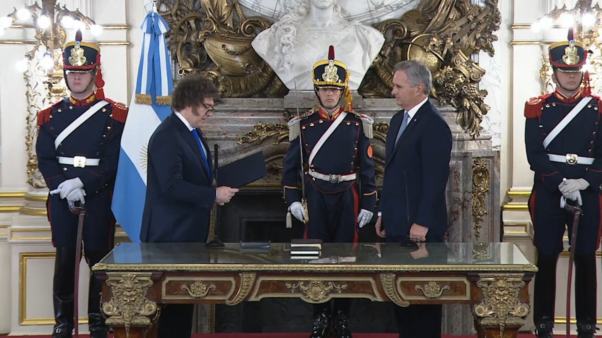 El presidente Javier Milei le toma juramento al flamante canciller, Pablo Quirno