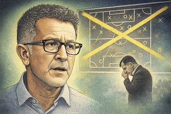 Retrato de Juan Carlos Osorio con gafas. Fondo de tablero de fútbol con marcas tachadas y figura de Néstor Lorenzo con la mano en la cara.