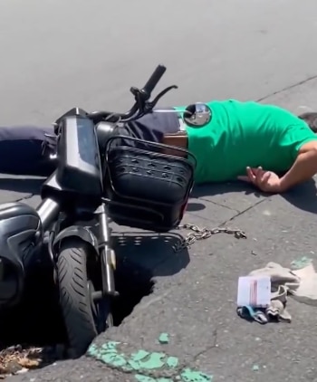 El caso había causado indignación luego de que se difundiera un video en el que se observa el momento exacto en que el hombre pierde el control de su vehículo. (X / Azteca Noticias)
