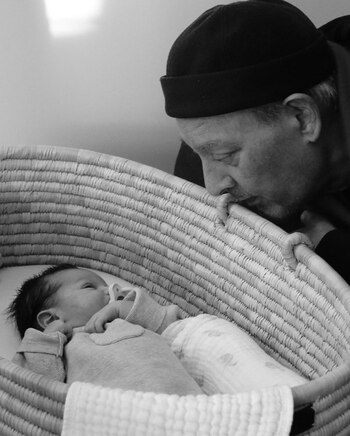 Paul Auster junto a su