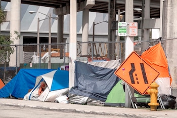 Algunas tiendas de campaña para personas sin hogar se ven debajo de los puentes del centro de Miami. EFE/EPA/CRISTOBAL HERRERA-ULASHKEVICH