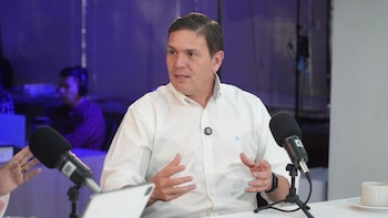 Con una apuesta política, Juan