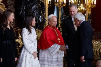 El ex presidente del Gobierno Felipe González (d) saluda al papa León XIV (España. EFE/J.J. Guillén POOL)