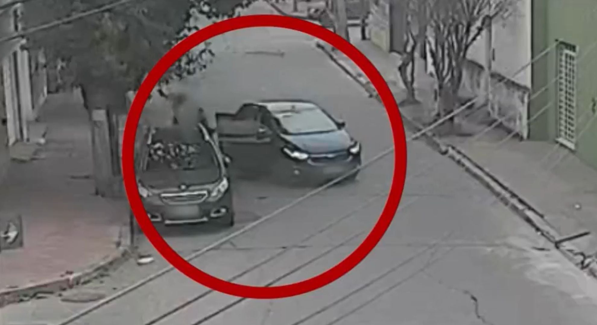 El momento en el que la joven fue empujada del vehículo