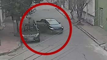 Detuvieron a un chofer de aplicación por amenazar y tirar del auto a una pasajera en Córdoba