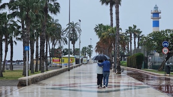 Varias personas pasean por el paseo marítimo de Torre del Mar, en Vélez-Málaga. (EFE/ Enrique Bermúdez)