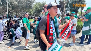 Puestos ambulantes exhiben camisetas, banderas