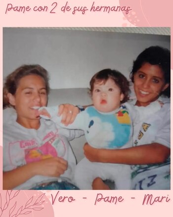 Pamela en el medio junto