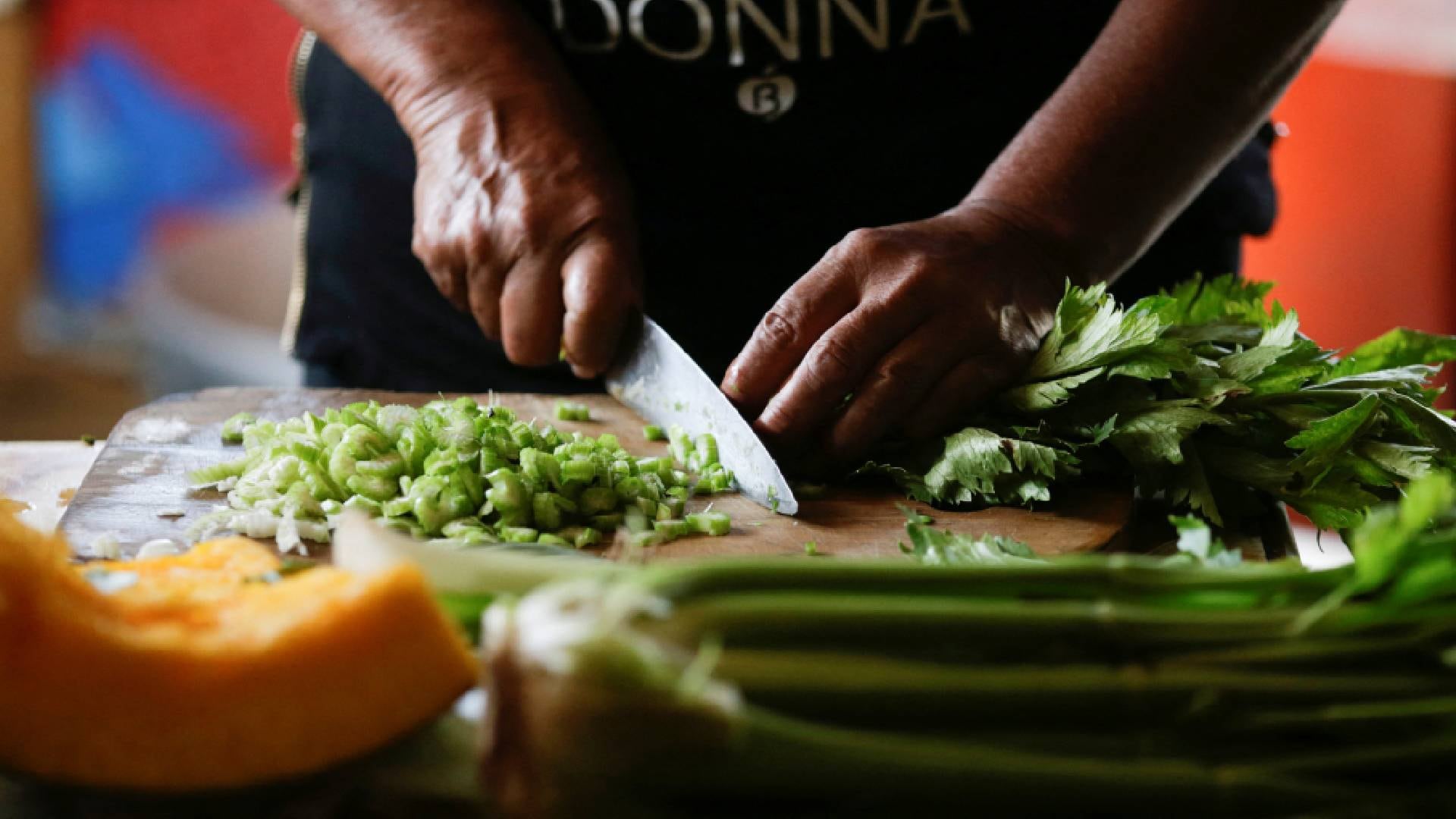 La presión de consumidores, chefs y políticas públicas puede devolver el sabor a la comida estadounidense y mejorar la salud individual y ambiental (Reuters)