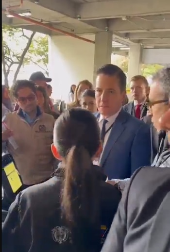 El legislador estadounidense de origen colombiano se presentó en el centro comercial de la capital como parte del acompañamiento externo al proceso democrático de este domingo, en calidad de veedor internacional - crédito Bernie Moreno/X
