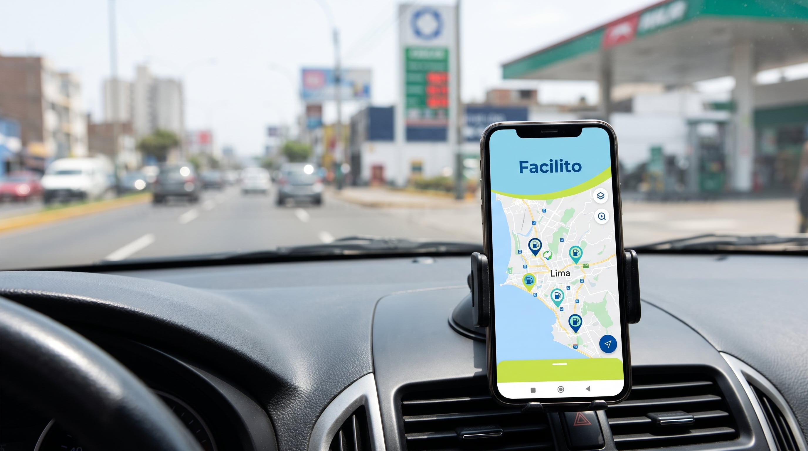 Un teléfono inteligente sujeto al tablero de un automóvil muestra la aplicación Facilito de Osinergmin con puntos de venta de combustible en Lima frente a una avenida. (Imagen Ilustrativa Infobae)