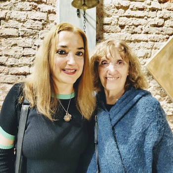 Patricia Gilmoure junto a Cecilia Propato cuando fue a ver la obra "Una vida en bombacha"