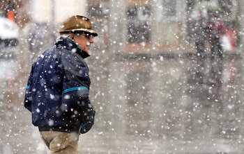 Un hombre camina mientras nieva,