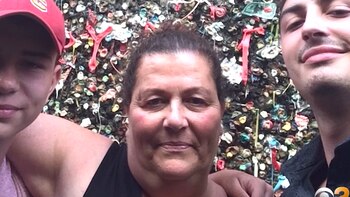 Pamela Orlando junto a sus