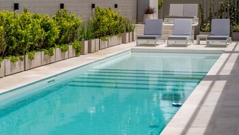 La piscina completa las instalaciones