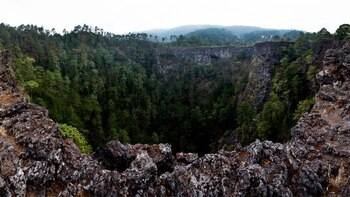 Niño resbaló a un cráter