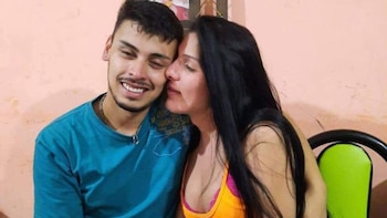 Jazmín junto a su pareja,