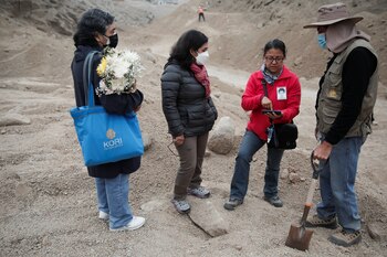 Los familiares de los estudiantes desaparecidos de La Cantuta, entre los que se encuentra Gisela Ortiz, buscan restos de los alumnos en Cieneguilla. Foto: REUTERS/Sebastian Castaneda