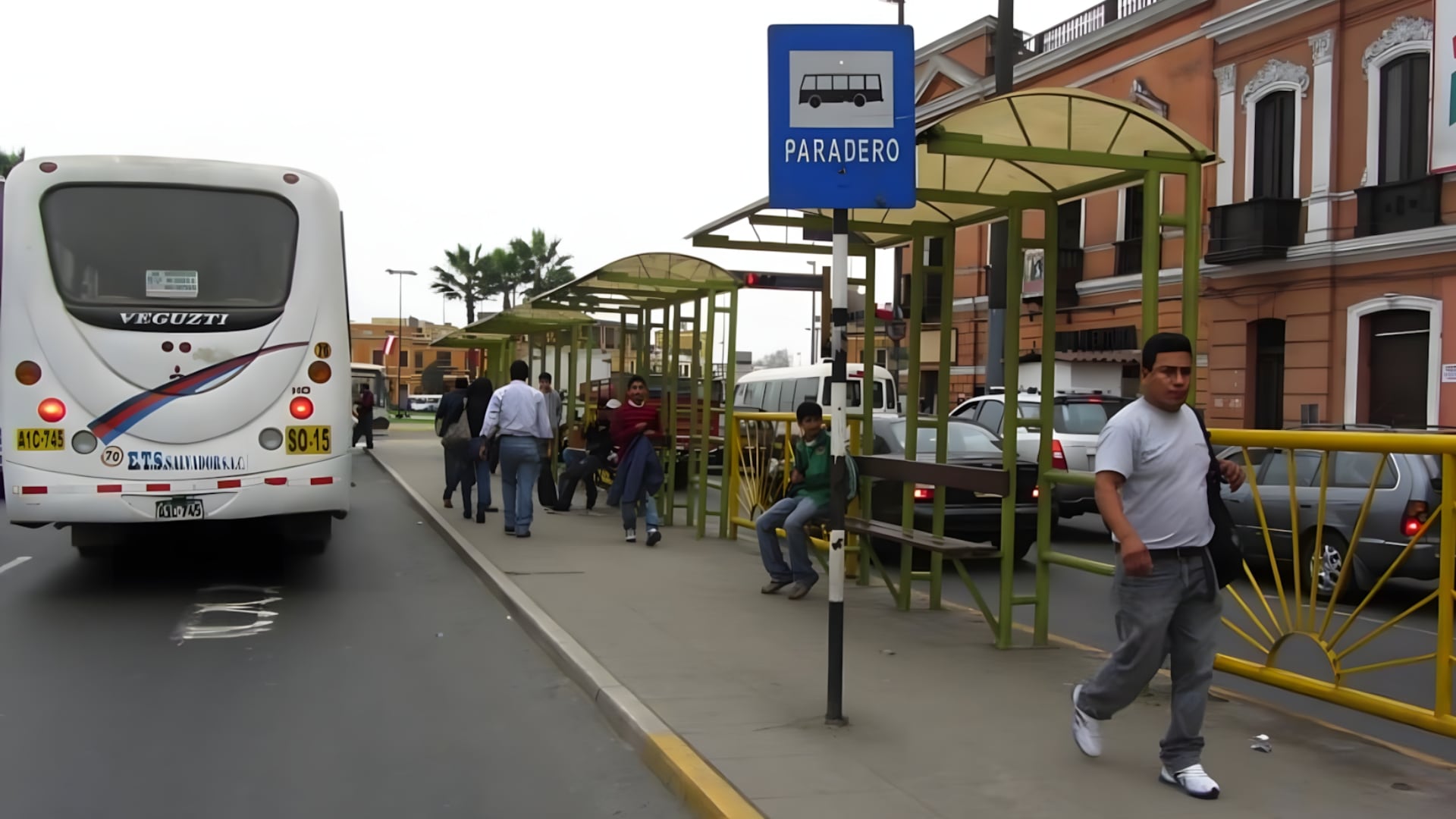 La propuesta apunta a hacer más eficientes los procesos de subida y bajada de pasajeros, además de elevar la calidad del servicio en paraderos estratégicos de la red de transporte. Foto: Andina