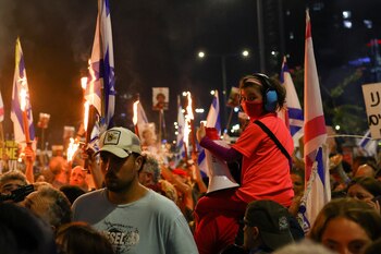 Anoche, decenas de miles de