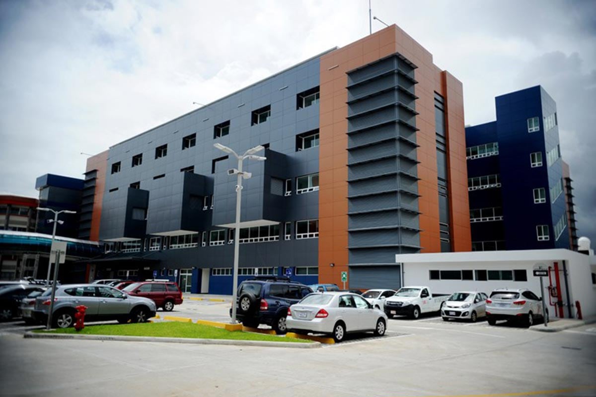Los oficiales heridos reciben atención especializada en el Hospital del Trauma del INS.