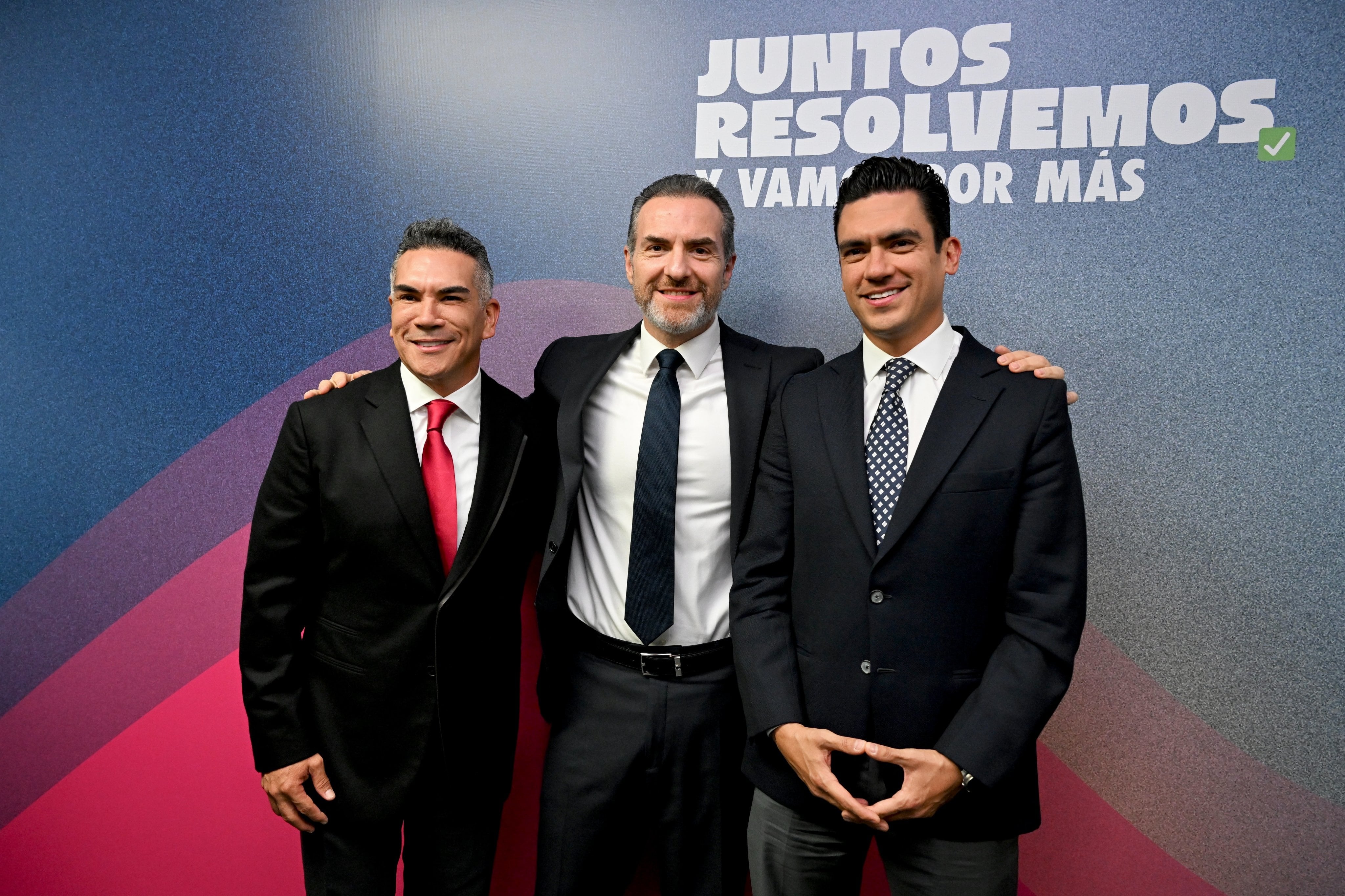 Los líderes del PRI y PAN, Alejandro Moreno y Jorge Romero, respectivamente con el alcalde Adrián De la Garza (@alitomorenoc/X)