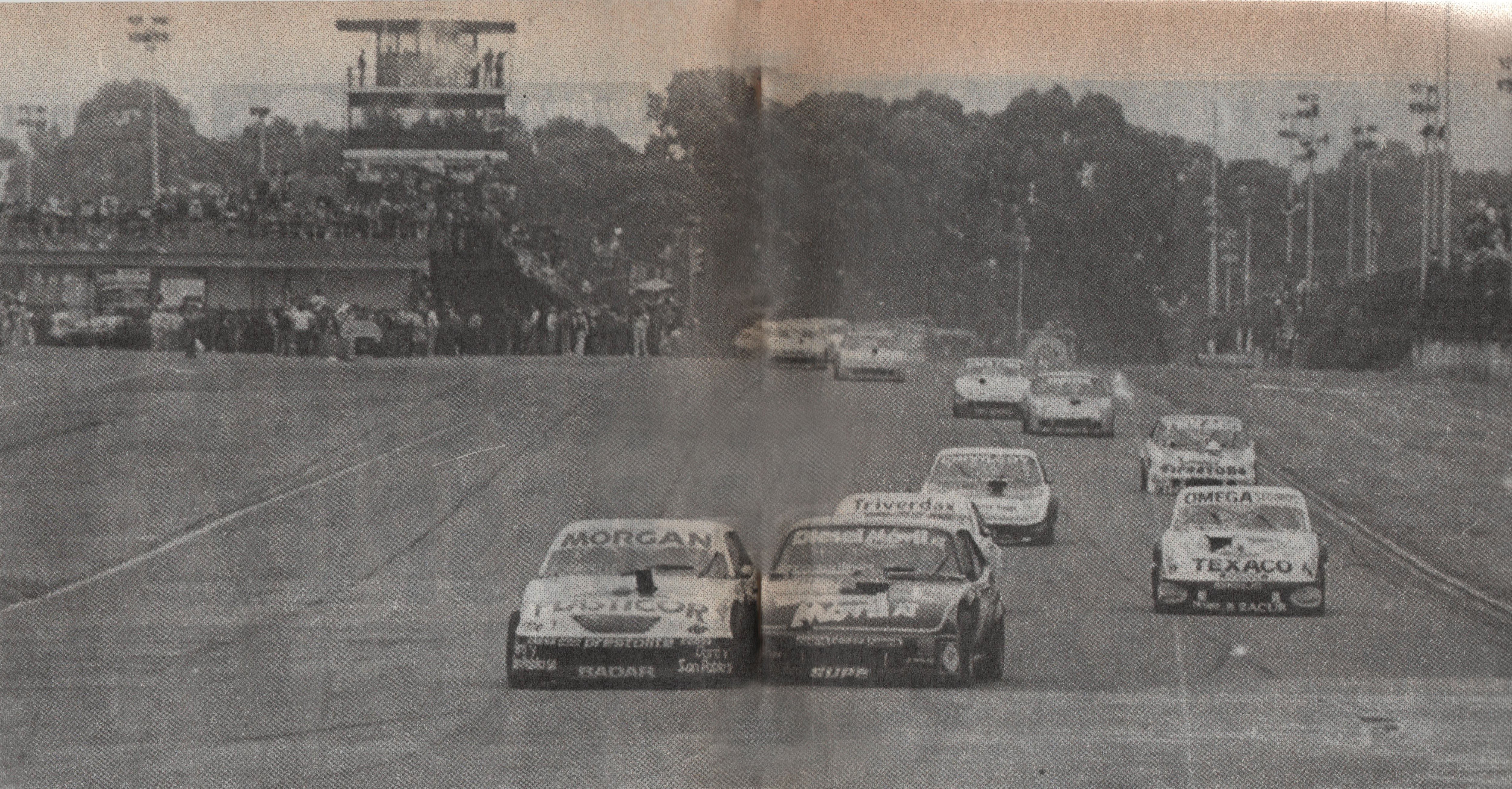 Primeras vueltas de la final del TC con la lucha mano a mano del Toro Mouras y el Pato Morresi. A la derecha aparece Tony Aventin, el ganador (Crédito: archivo Revista CORSA)