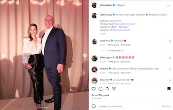 Altair Jarabo y Frédéric García posan sonrientes. Ella lleva blusa blanca y pantalón negro de encaje; él viste traje azul marino. Fondo de cortina beige