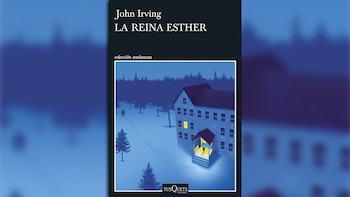 Portada del libro 'La Reina Esther' de John Irving. Ilustración de una casa en un paisaje nevado nocturno, con pinos, huellas y una figura en un porche iluminado
