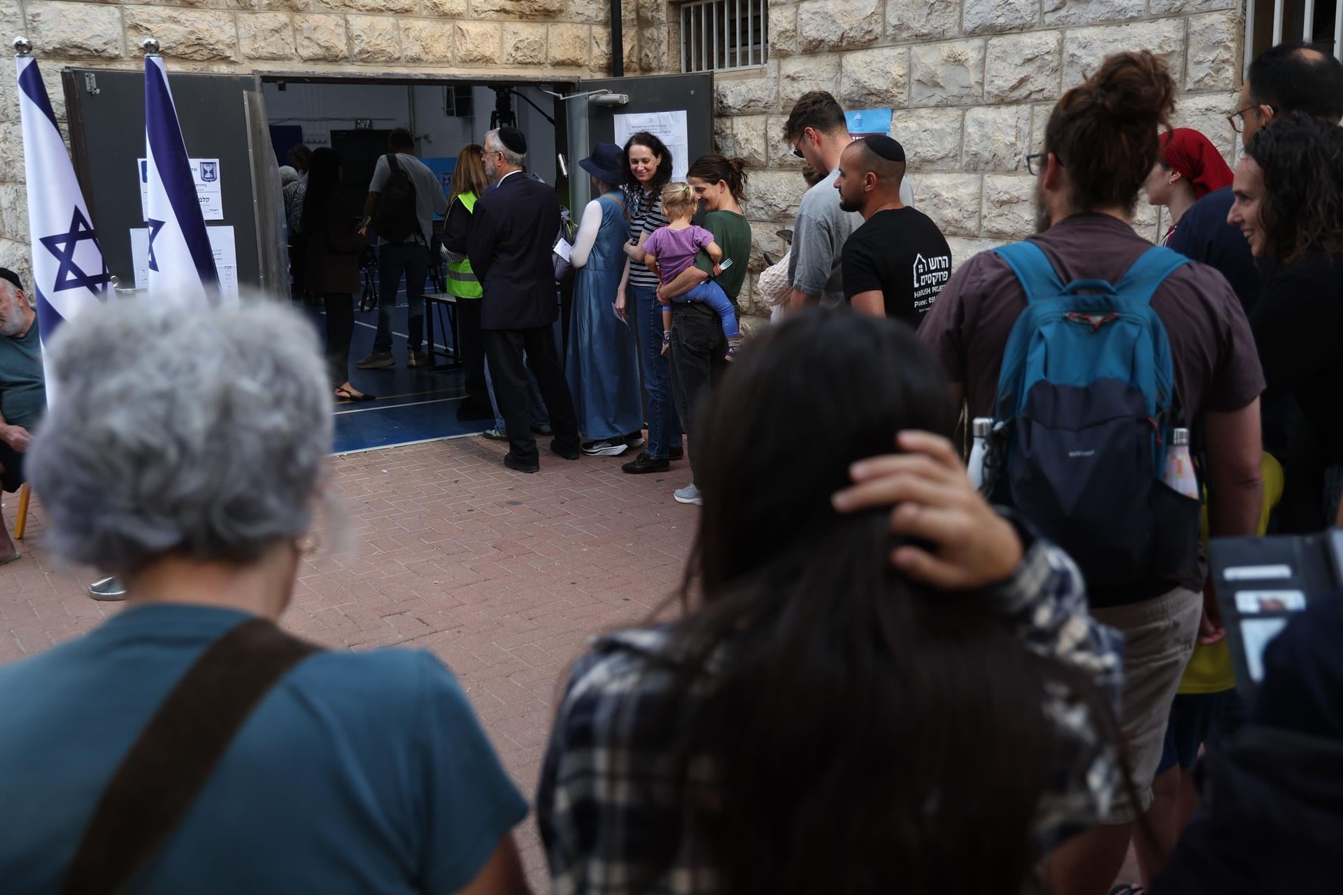 Los israelíes se movilizan en masa para votar en las elecciones: "Está en juego el futuro de mis bisnietos"