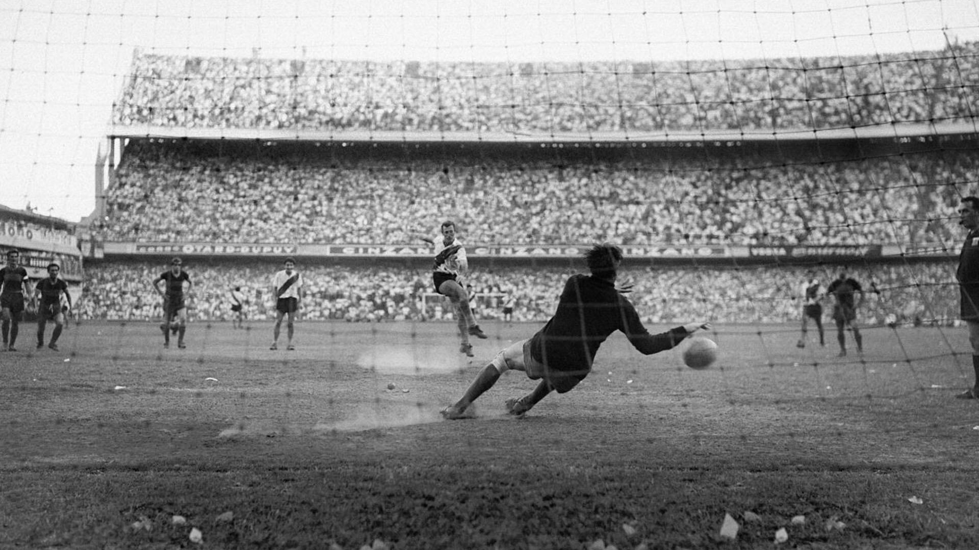 Delem ejecuta, Roma se adelanta y desvía el penal