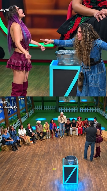 Arriba, una mujer vestida de mezclilla señala a otra con ropa morada. Abajo, un grupo de personas permanece sentado en un foro de televisión